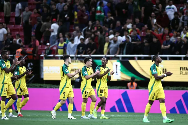 لاعبو جامايكا يحتفلون عقب التأهل لنهائي الملحق (أ.ف.ب)