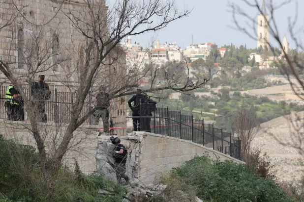 أفراد من الشرطة الإسرائيلية يتفقدون الموقع الذي سقط فيه حطام صاروخ باليستي إيراني في الحي اليهودي بالبلدة القديمة في القدس... 20 مارس 2026 (إ.ب.أ)