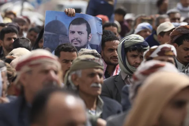 عناصر حوثيون في صنعاء خلال حشد دعا إليه زعيمهم (إ.ب.أ)