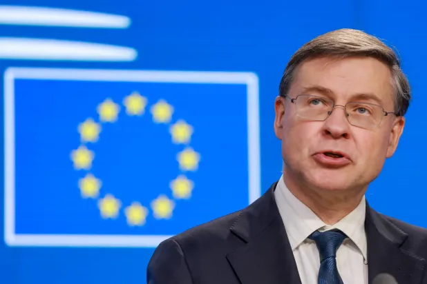 فالديس دومبروفسكيس، يحضر مؤتمرًا صحفيًا عقب اجتماع افتراضي لمجموعة اليورو في بروكسل (إ ب أ)