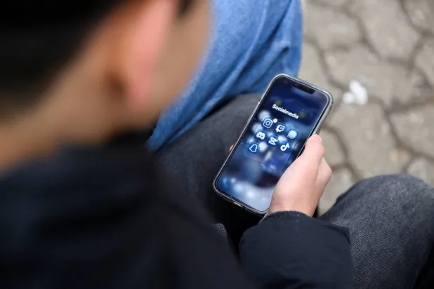 استخدام وسائل التواصل الاجتماعي بكثرة قد يؤثر على الحياة اليومية (رويترز)