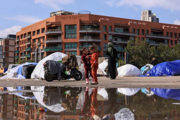 خيام لنازحين من الجنوب اللبناني في وسط بيروت (رويترز)