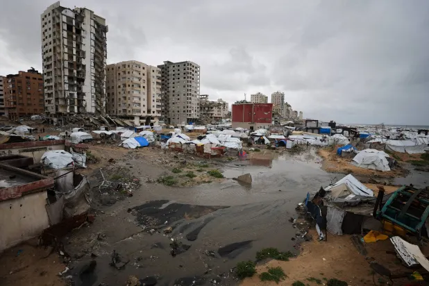 لاجئون فلسطينيون يحتمون في مخيم بمدينة غزة في يوم ممطر... 26 مارس 2026 (رويترز)