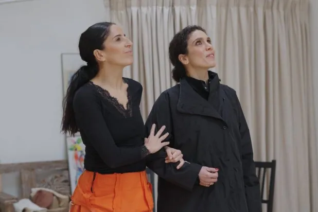 تحمل أرضها في صوتها وتزرعها فنّاً فوق الخشبة (سينتيا كرم)