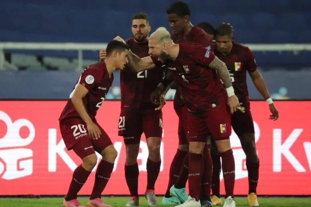 منتخب فنزويلا حقق انتصارا كبيرا على منتخب ترينداد وتوباغو (رويترز)