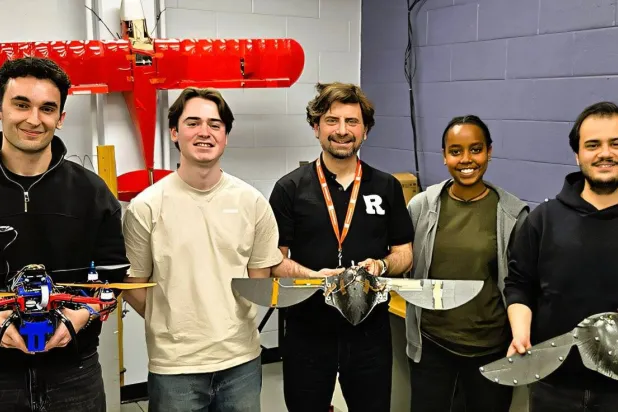 يعمل الفريق على تطوير نماذج أولية لروبوت طائر يحاكي الطيور بمواد ذكية تعتمد على الجهد الكهربائي تمهيداً لاختباره في نفق الرياح (مختبر بيلغن)