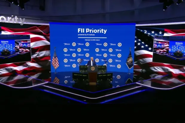 ABD Başkanı, Gelecek Yatırım Girişimi zirvesinin önceki oturumuna katılımı sırasında. (Şarku’l Avsat)