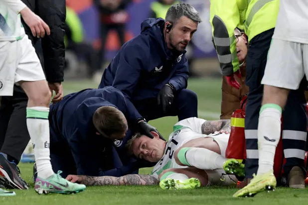 سامي شموديتش مهاجم منتخب آيرلندا لحظة إصابته في مواجهة التشيك (إ.ب.أ)