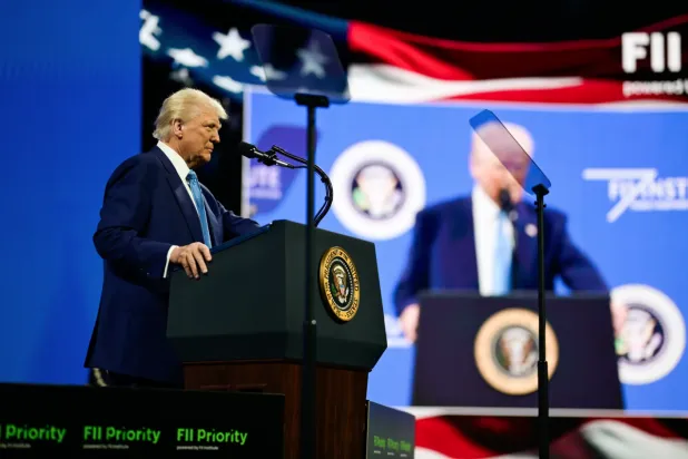 الرئيس الأميركي خلال مشاركته في النسخة السابقة لقمة «مبادرة مستقبل الاستثمار» (البيت الأبيض)