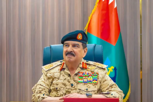 الملك حمد بن عيسى لدى لقائه ضباطاً من «قوة دفاع البحرين» الجمعة (بنا)