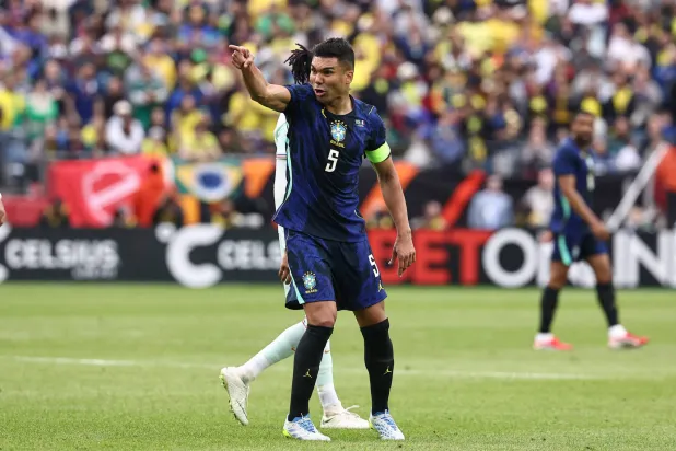 البرازيلي كاسيميرو لاعب مان يونايتد (رويترز)