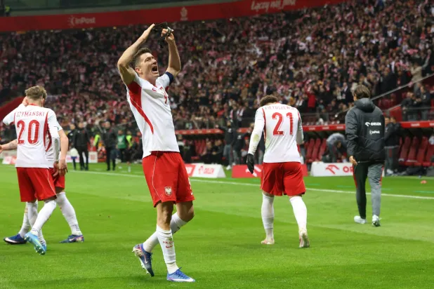 البولندي روبرت ليفاندوفسكي سجل لبلاده في ملحق التأهل للمونديال (د.ب.أ)