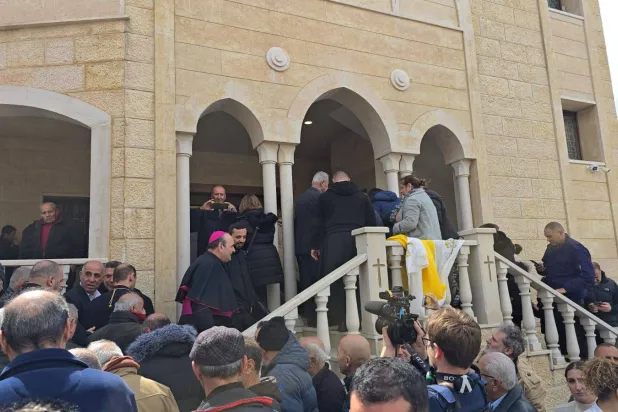 السفير البابوي في إحدى كنائس الجنوب (وكالة الأنباء المركزية)