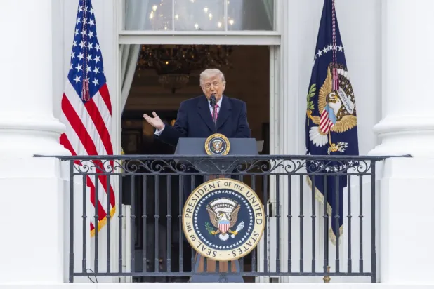 ABD Başkanı Donald Trump, Beyaz Saray’da düzenlenen bir etkinlik sırasında konuşma yapıyor. (EPA)