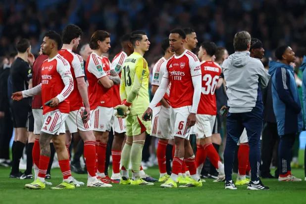 لاعبو آرسنال وأحزان الهزيمة أمام مانشستر سيتي في نهائي كأس الرابطة (رويترز)