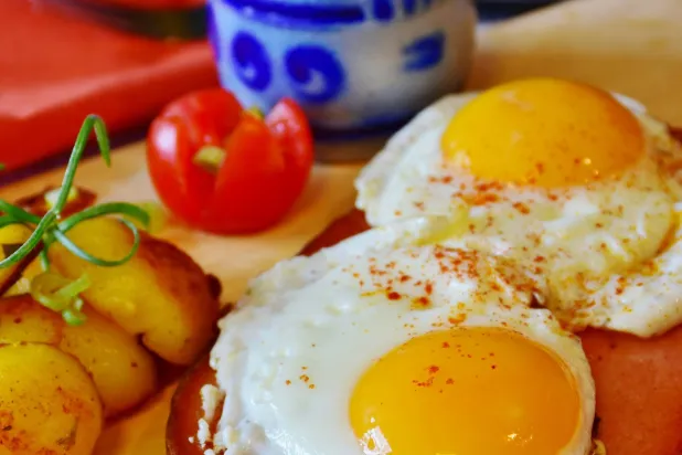 البيض مصدر غني بالبروتين مع نسبة قليلة من الكربوهيدرات (بيكسباي)