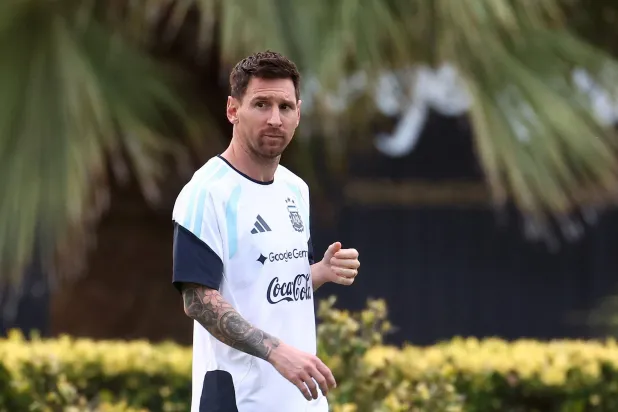 ميسي خلال تدريبات المنتخب الأرجنتيني الأخيرة في بيونس آيرس (رويترز)