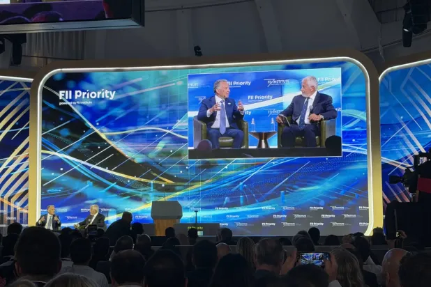 ABD Başkanı Donald Trump'ın temsilcisi Steve Witkoff, Miami'de düzenlenen Gelecek Yatırım Girişimi zirvesinde konuşuyor. (Şarku'l Avsat)