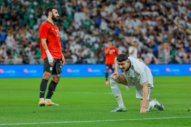 عبدالله الحمدان مهاجم الأخضر خلال مواجهة مصر الودية (تصوير: محمد المانع)