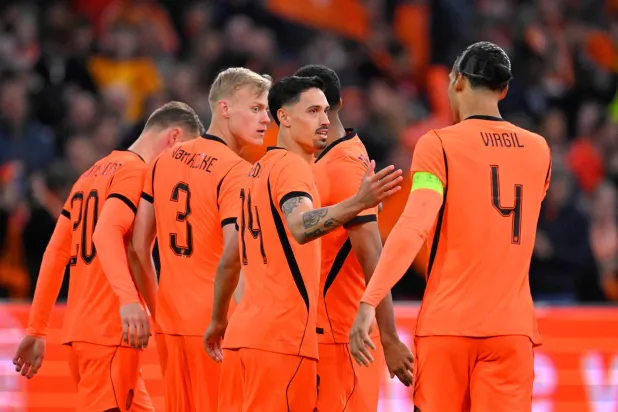 فرحة هولندية بالهدف الثاني (أ.ف.ب)