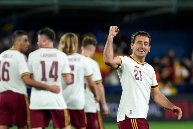 الإسباني أويارسابال محتفلا بهدفه الشخصي الثاني أمام صربيا (إ.ب.أ)