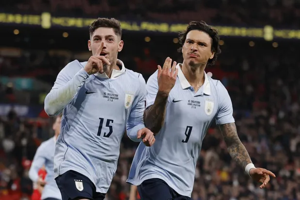 فالفيردي محتفلا مع نونيز بالهدف (رويترز)