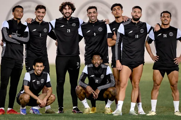 لاعبو الشباب في لقطة جماعية بعد نهاية المران (موقع النادي)