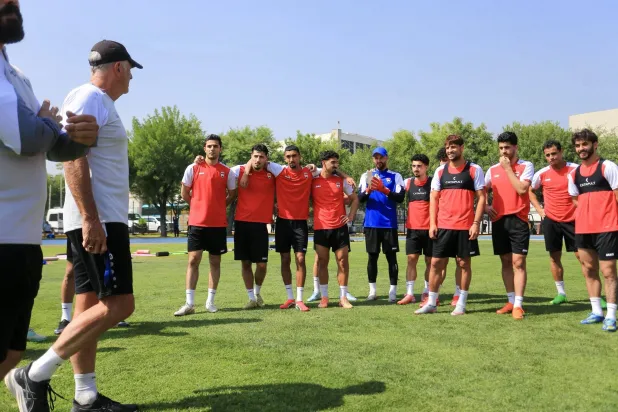 غراهام أرنولد مدرب العراق في محاضرة فنية للاعبين (المنتخب العراقي)