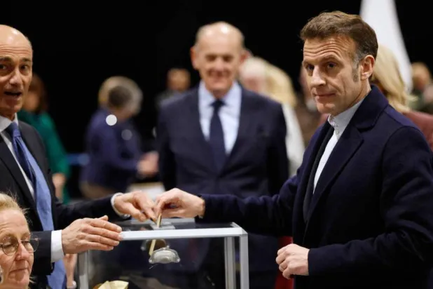 الرئيس الفرنسي ماكرون يدلي بصوته (آ ب)