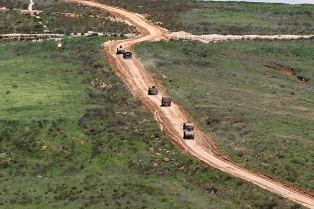 İsrail askeri araçları, sınırın Lübnan tarafında manevralarının İsrail'in kuzeyindeki Üst Celile'den görünüşü (EPA)