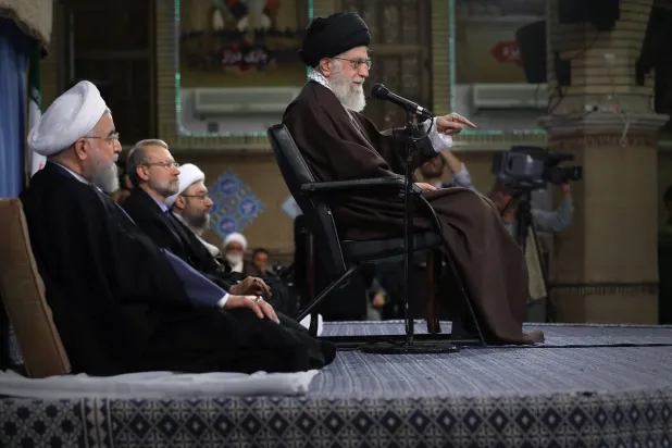 علي خامنئي يلقي كلمة خلال لقاء مع كبار المسؤولين وعلى يمينه حسن روحاني عندما كان رئيساً للجمهورية ولاريجاني خلال توليه رئاسة البرلمان أبريل 2018 (موقع المرشد)