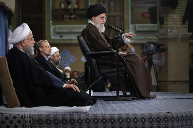  İran’ın merhum Dini Lideri Ali Hamaney, Nisan 2018’de üst düzey yetkililerle gerçekleştirdiği bir toplantıda konuşma yaparken, sağında dönemin Cumhurbaşkanı Hasan Ruhani ve Meclis Başkanı Ali Laricani oturuyor. (Dini Lider’in internet sitesi)
