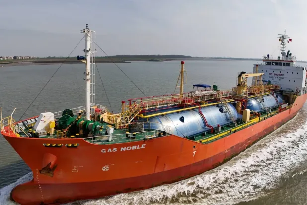 Marshall Adaları bayrağını taşıyan bir gaz tankeri Hollanda sularında seyrediyor (EPA)