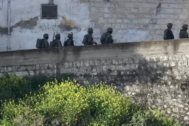 İsrail güçleri, Batı Şeria'nın Nablus kentinde bir evin yıkılmasının ardından arama operasyonu düzenledi (EPA)