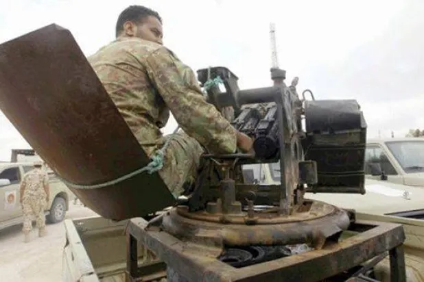 مقاتل ليبي خلال المواجهات ضد «داعش» في سرت عام 2015 (أرشيفية-رويترز)