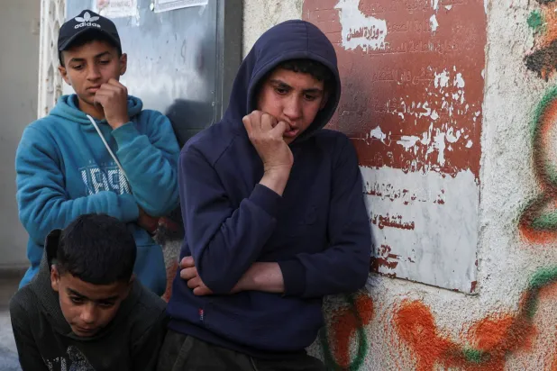 فتيان فلسطينيون يشاركون في تشييع قتلى سقطوا بغارة إسرائيلية في مدينة غزة السبت (رويترز)