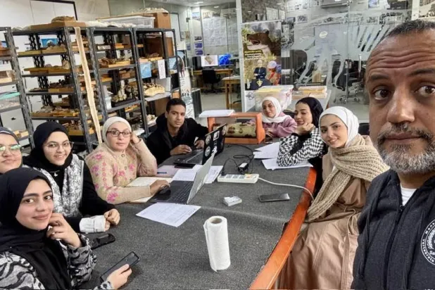 هشام سلام وعدد من طلابه في مركز جامعة المنصورة للحفريات الفقارية (سلام لاب)