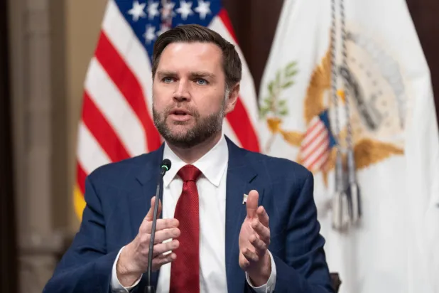 نائب الرئيس الأميركي جي دي فانس متحدثاً في البيت الأبيض يوم 27 مارس (أ.ب)