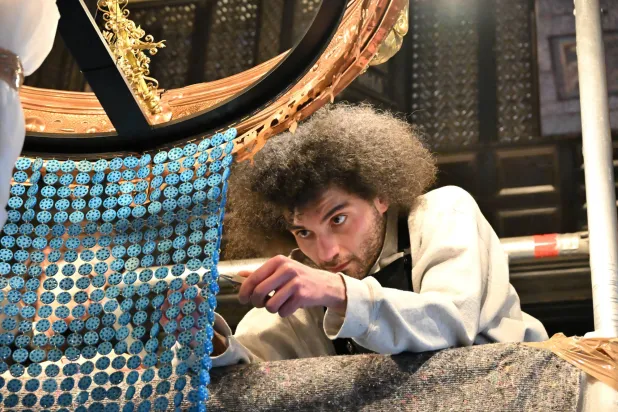 رمزي ملاط أثناء تركيب عمله في قاعة العرب بمتحف «ليتون هاوس» بلندن (الفنان)