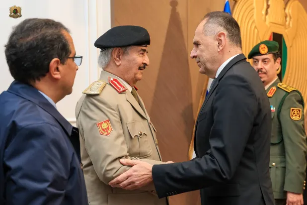حفتر خلال استقبال وزير الخارجية اليوناني في بنغازي السبت (إعلام القيادة العامة)