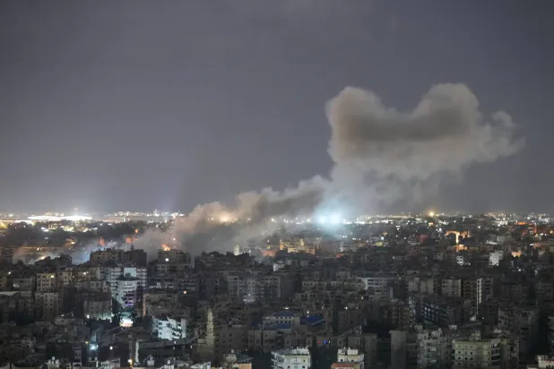 دخان يتصاعد من أحد المباني في الضاحية الجنوبية لبيروت إثر استهدافها بغارة إسرائيلية (أ.ب)