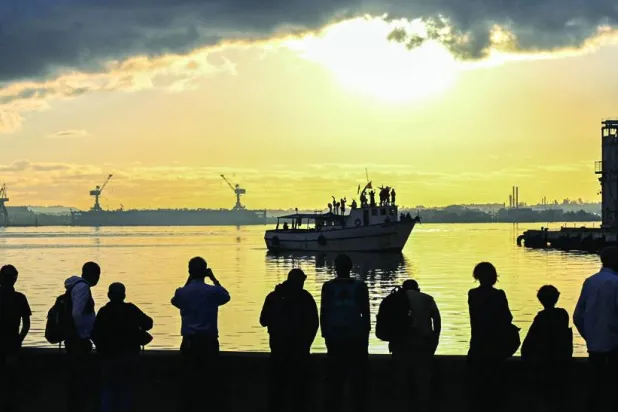 كوبيّون يترقبون وصول الباخرة ماغورو المبحرة من المكسيك والمحملة بالمساعدات الغذائية (أ.ف.ب)