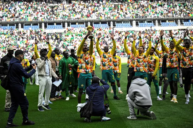 لاعبو السنغال يحتفلون بكأس أمم أفريقيا في ملعب دو فرانس (أ.ف.ب)