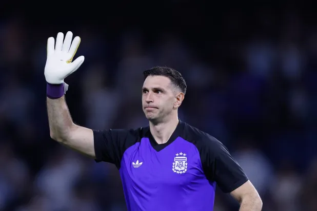 إيميليانو مارتينيز حارس الأرجنتين (إ.ب.أ)