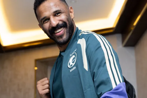 العويس لدى مرافقته بعثة الأخضر إلى صربيا (المنتخب السعودي)