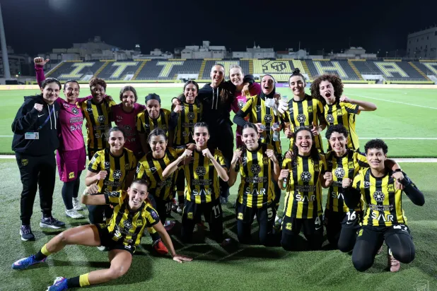 لاعبات الاتحاد يحتفلن بالفوز على القادسية (موقع النادي)