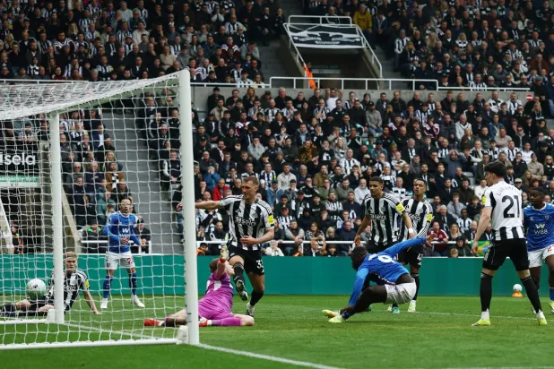 برايان بروبي لاعب سندرلاند يحرز هدف فوز فريقه على نيوكاسل (رويترز)