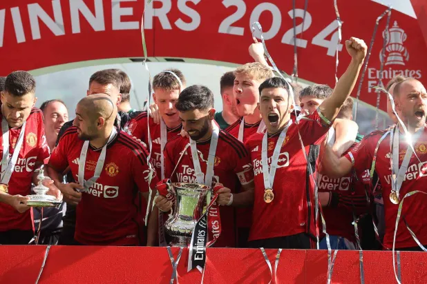 برونو فرنانديزبعد أن قاد مانشسترر يونايتد للفوز بكأس الأتحاد الإنجليزي (غيتي)