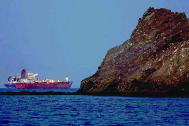 
ناقلة نفط تعبر مضيق هرمز (رويترز)