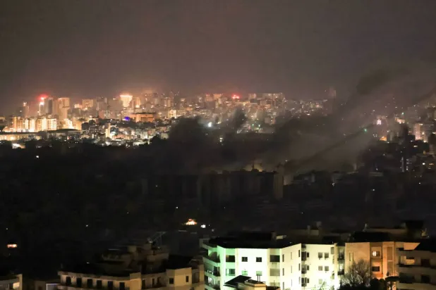 İsrail'in hava saldırısının hedefi olan Beyrut'un güney banliyölerinden duman yükseliyor (Reuters)